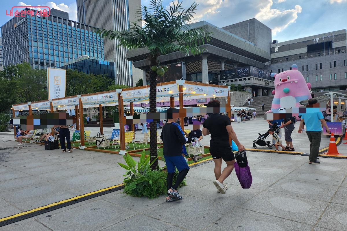 휴식을 취할 수 있는 우드 캐노피 쉼터 &copy;이소현