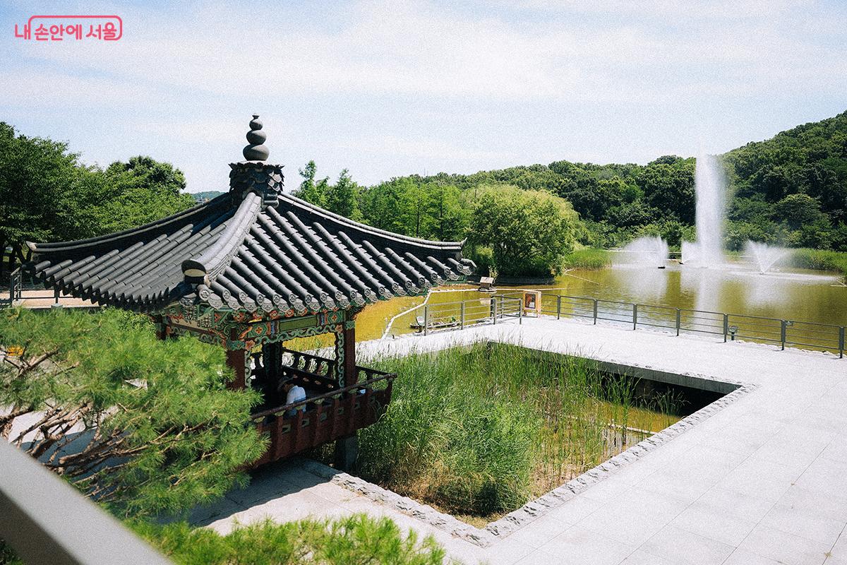 월영지(연못)에 분수가 높이 치솟아 눈을 즐겁게 해 준다. 중앙에는 월영대와 애월정(정자), 왼쪽에는 못 주변을 따라 걸을 수 있는 석교가 있으며, 오른쪽에는 월광폭포가 흐른다. ©김아름
