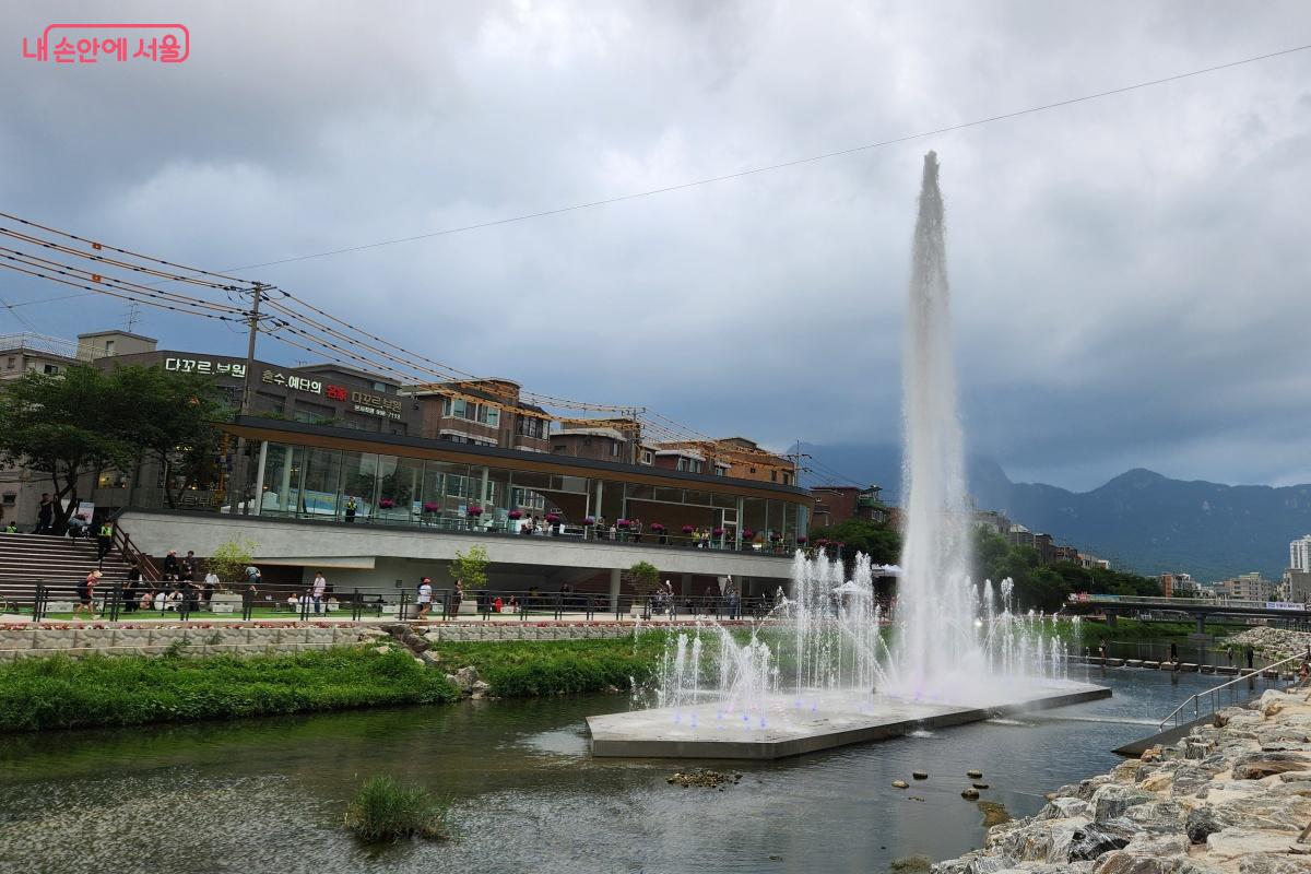 음악분수가 가동되면 주야간 잊지 못할 추억과 낭만을 선사하게 된다. ©김미선
