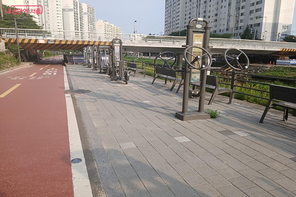 산책하다 운동하기 좋은 우이천변 &copy;최은영 