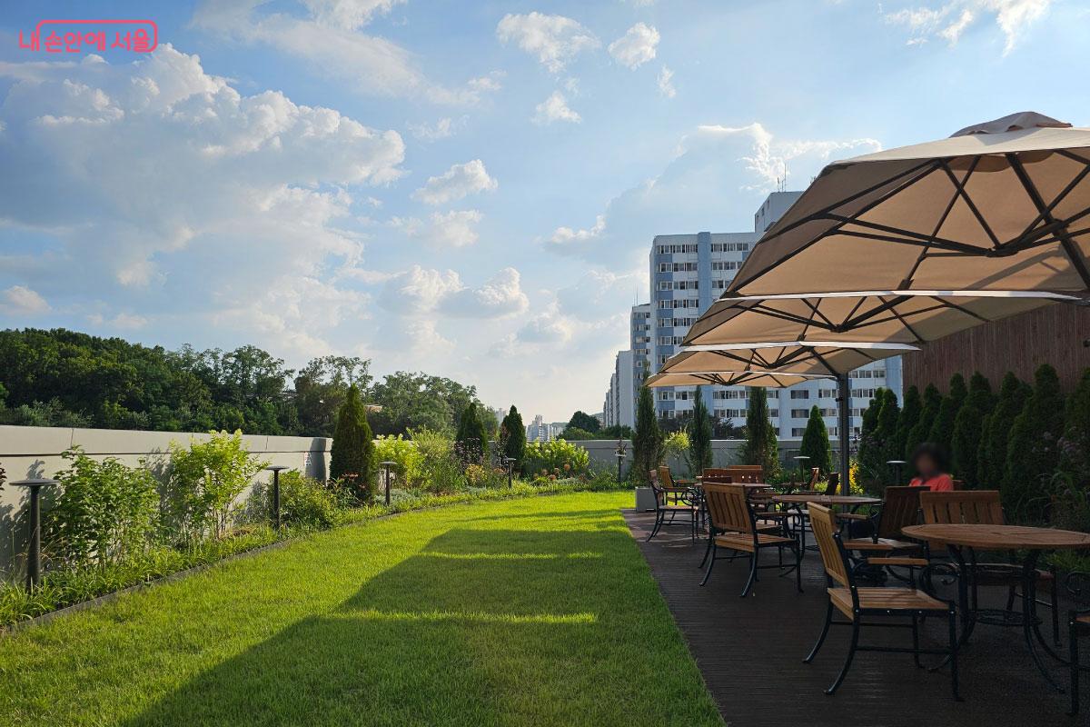 푸르름이 가득한 공간으로 꾸며져 있어 편안한 휴식을 즐기기 좋다. ©홍혜수  