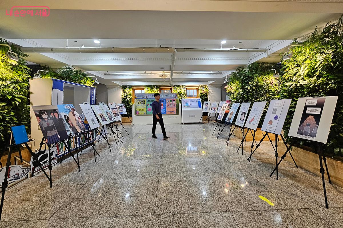 서울도서관 1층 로비에서 열린 <은경이 일기> 전시 ©이혜숙