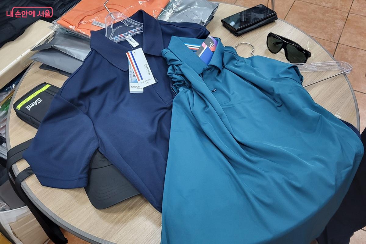 저렴한 가격으로 마음에 드는 여름 티셔츠를 구입했다. ©이상돈