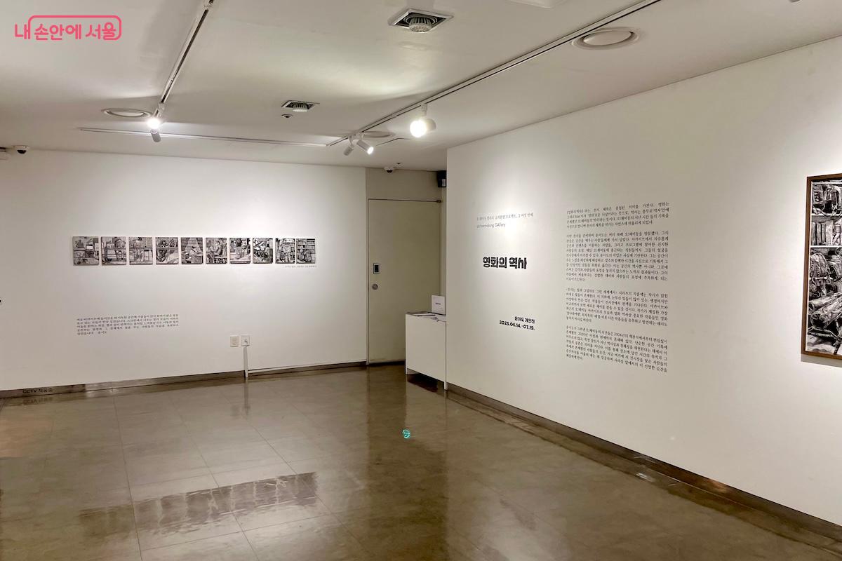 갤러리는 작지만 알찬 공간으로 신진 예술인의 작품을 전시하고 있다. &copy;이종빈