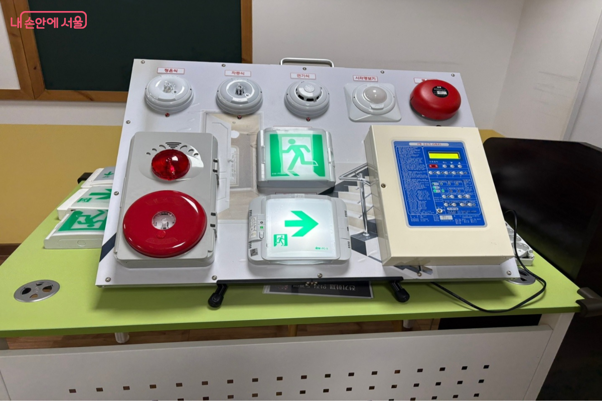 다양한 복도 통로 유도등 모음 사진 ©이혜린