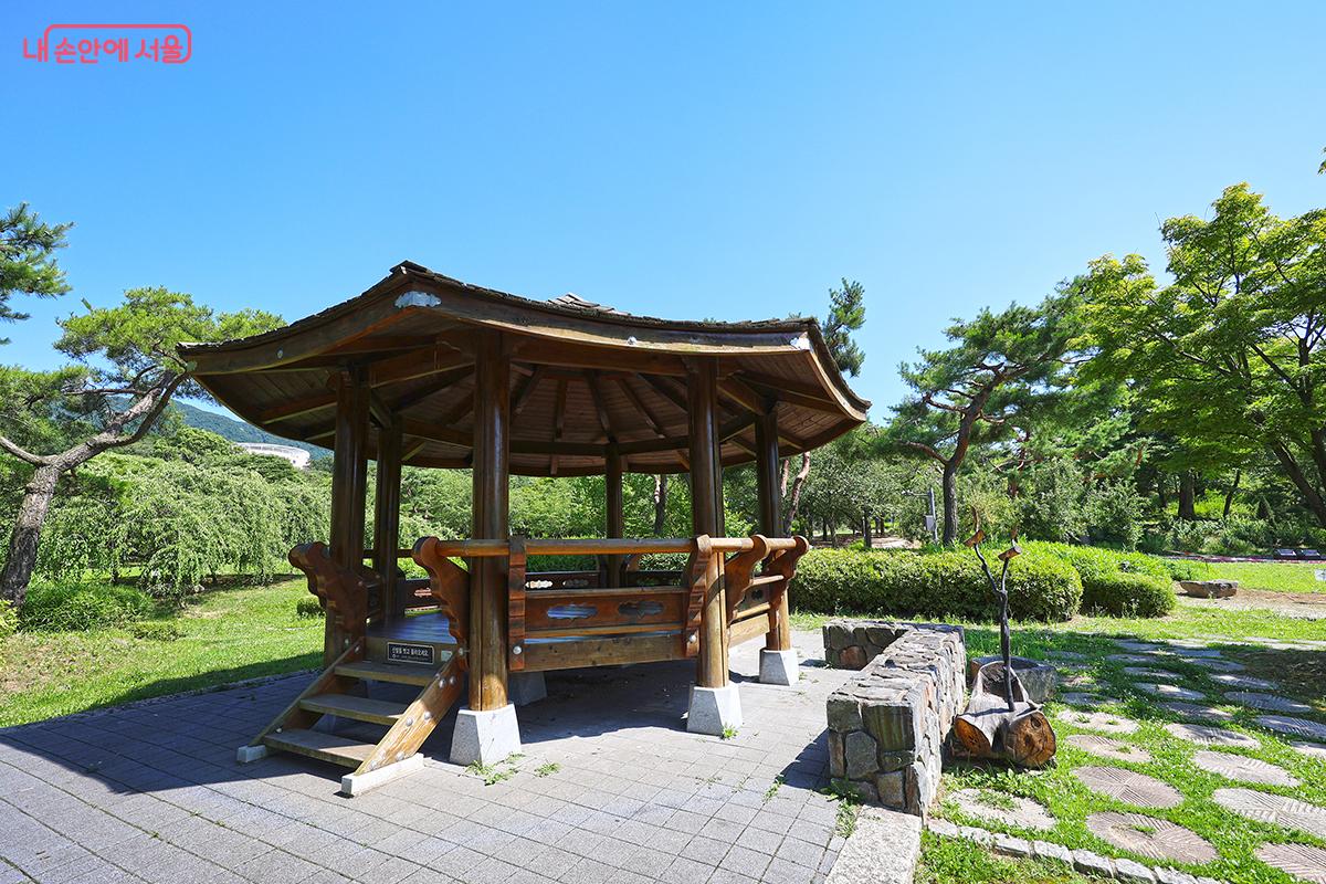 잠시 쉬어가기 좋은 고향정원 내 정자 ©김주연