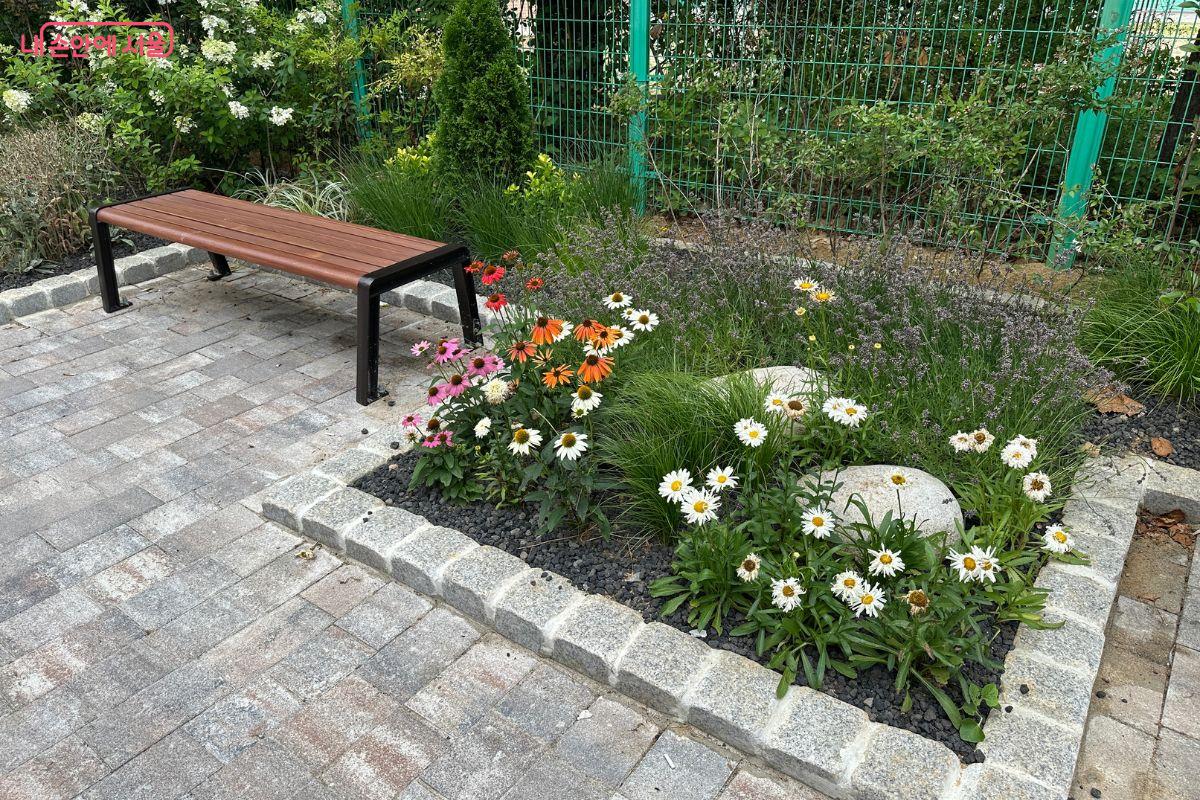 예쁜 화단 옆에서 쉴 수 있도록 벤치가 설치됐다. ©김재형