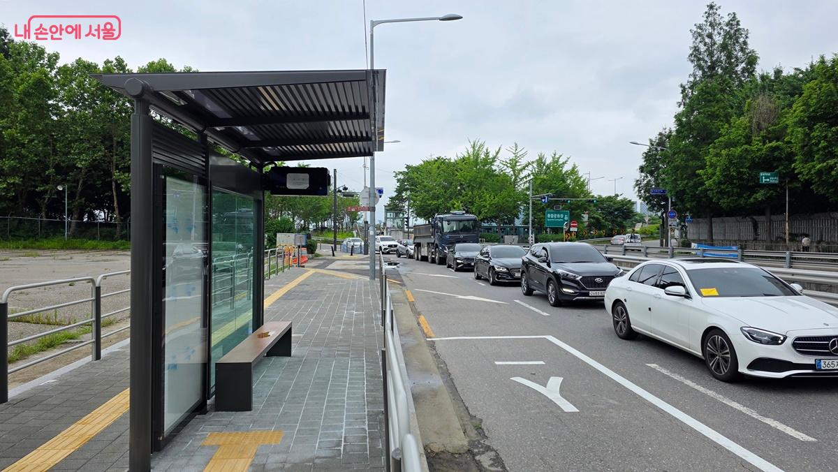 한강버스 운항을 대비해 마곡선착장 입구에 새로운 버스 정류장이 설치되었다. ©최용수