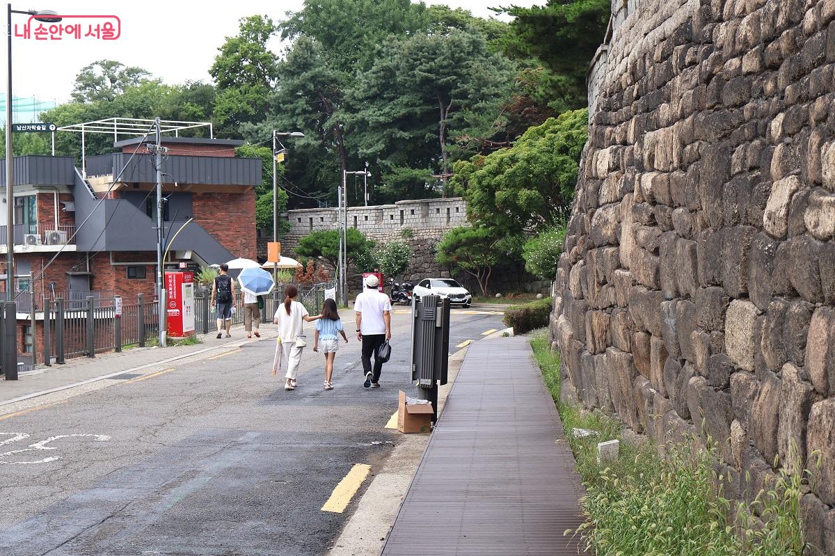 마을 옆에 자리한 다산성곽길을 걷고 있는 시민들 ©이봉덕