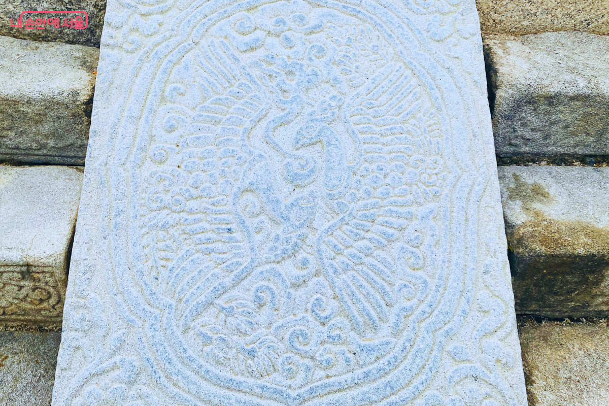 날개를 활짝 펼친 두 마리 봉황 문양이 새겨진 명정전 계단 답도 ©양정화