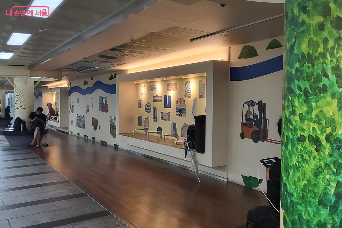 지하상가 곳곳에 세련된 디자인으로 꾸며진 쉼터 ©이상돈