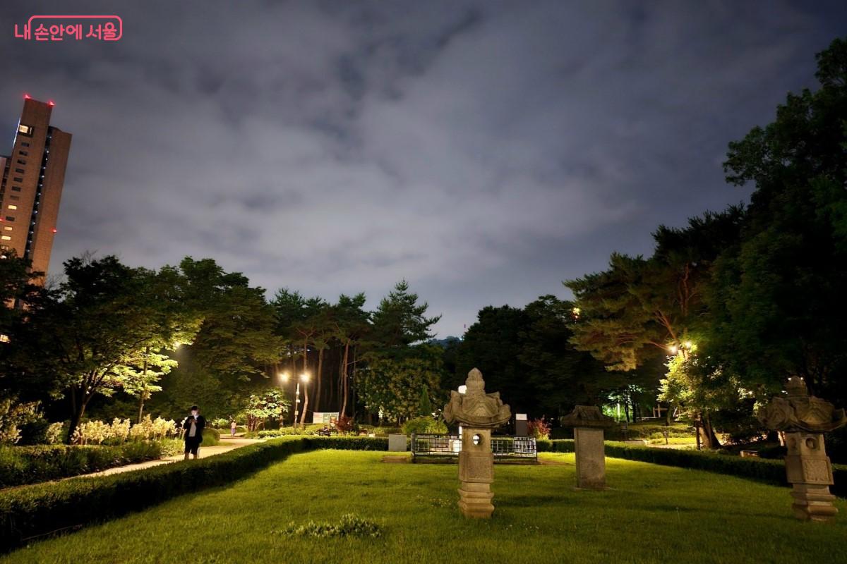여러 기념비들이 모여 있는 장충단공원의 야경 &copy;최정윤