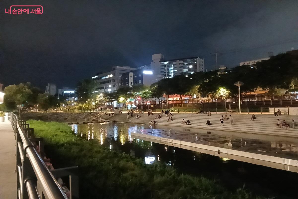  우이천 수변스탠드에서 더위를 식히는 시민들 &copy;최은영  