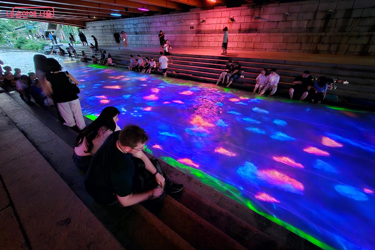 &lsquo;신비의 물결&rsquo;은 물의 흐름에 따라 변화하는 빛의 모습을 담아 신비로움을 더했다. &copy;백승훈