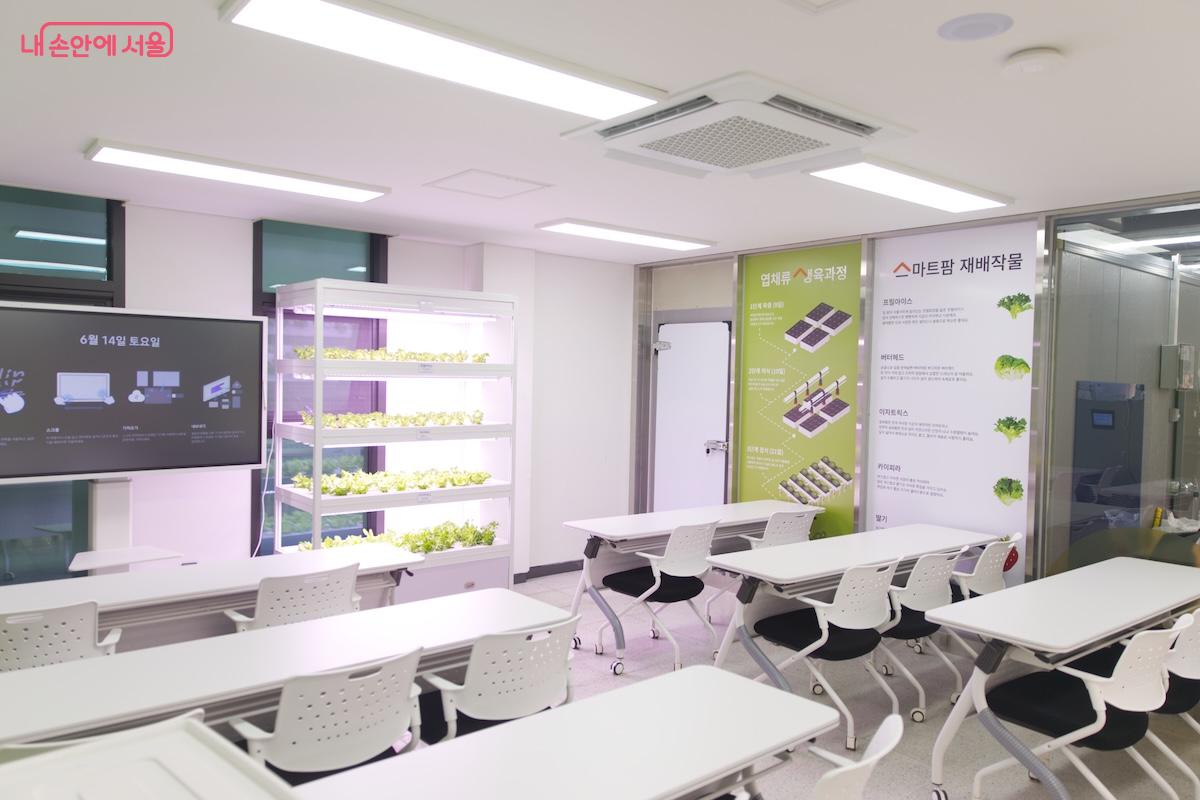 총 3개 층으로 구성되어 있으며 1층에는 체험재배실, 직판장, 쉼터 등으로 구성되어 있다