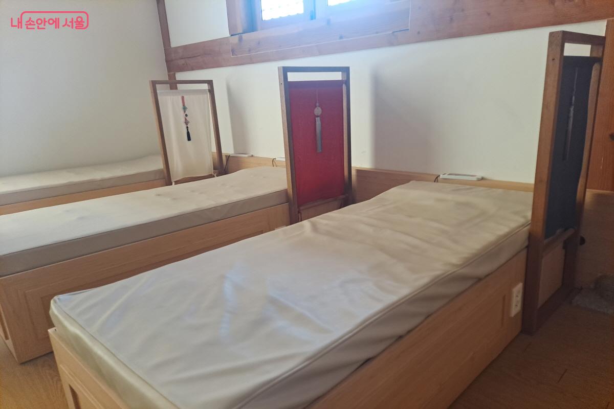 고즈넉한 방에 은은한 조명과 온열 안마매트가 놓여 있다. ⓒ이영섭