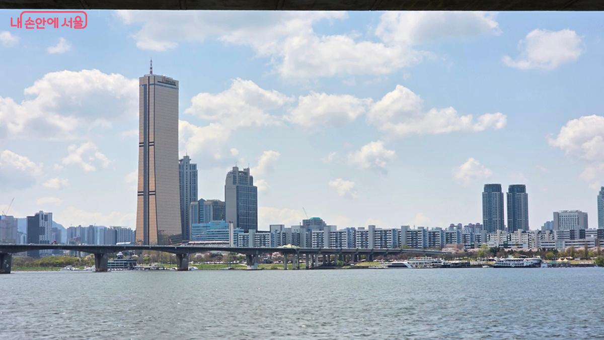 한강버스에서 감상할 수 있는 한국의 맨해튼 여의도 풍경 ©최용수