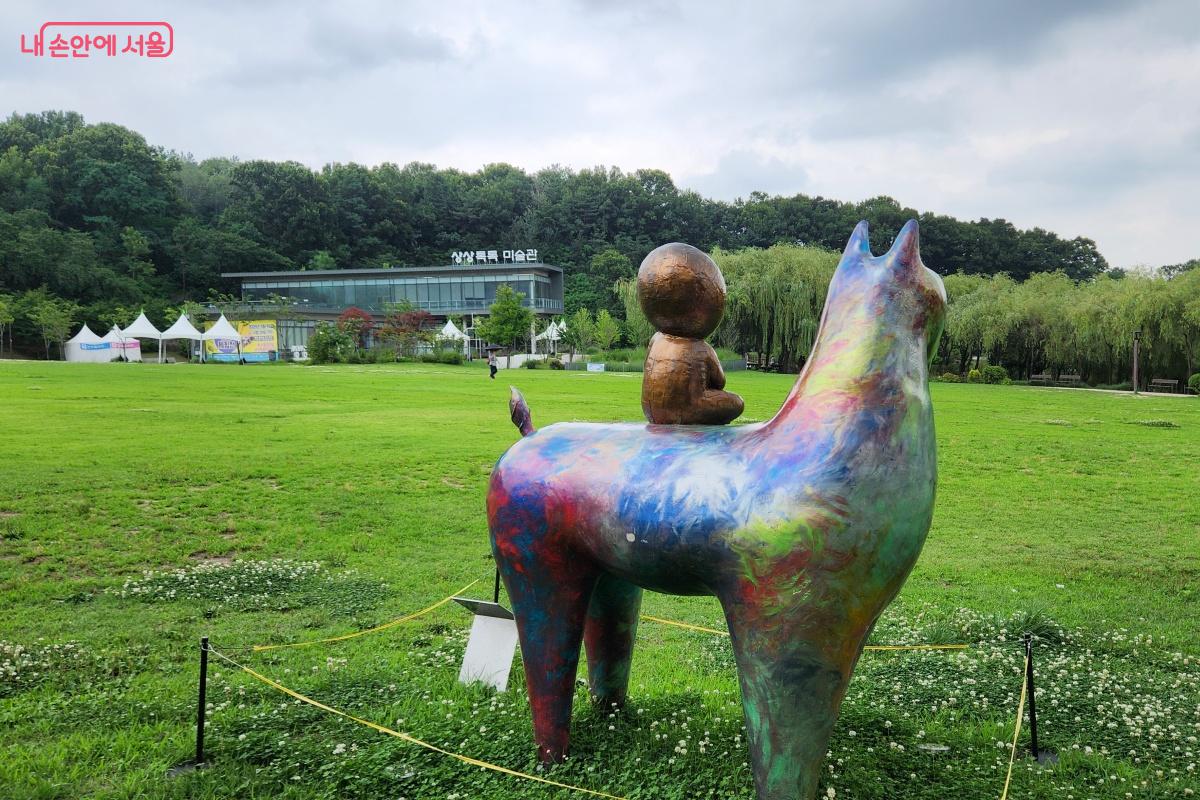 청운답원의 평화의 꽃으로 표현된 작품이 여러 점 있었다. ©김미선