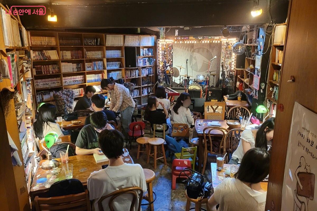 제비다방 지하 1층 북카페 &copy;박미선