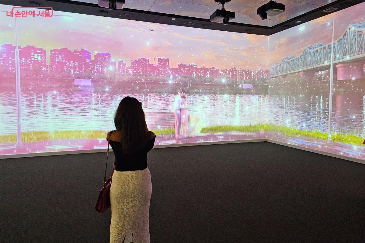 K-드라마 OST를 기반으로 만들어 외국인들이 흥미롭게 보고 있었다. ©홍혜수