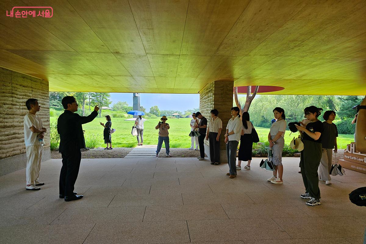 김효영 작가가 작품의 의의와 모티브를 설명하고 있다. ©이혜숙