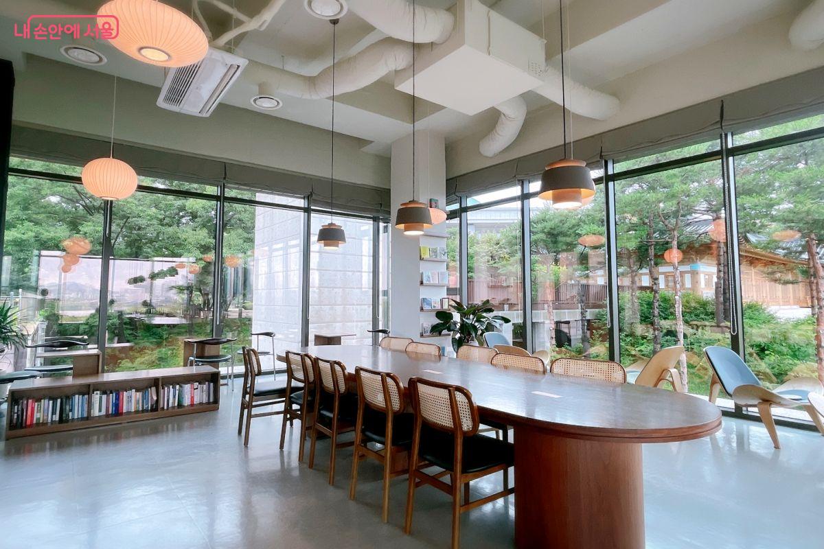 사랑재 한옥 건물이 보이는 반대쪽 뷰도 근사하다. ⓒ노윤지