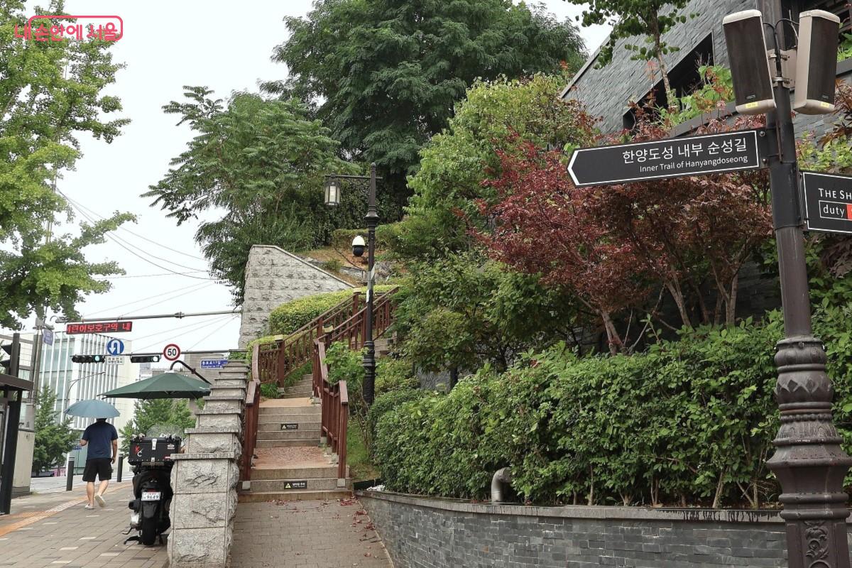 다산성곽길은 성곽을 사이에 두고  오른쪽 계단으로 오르는 성곽 안쪽길과, 직진 후 모퉁이를 돌아 성곽 바깥쪽 마을길로 이어진다. ©이봉덕