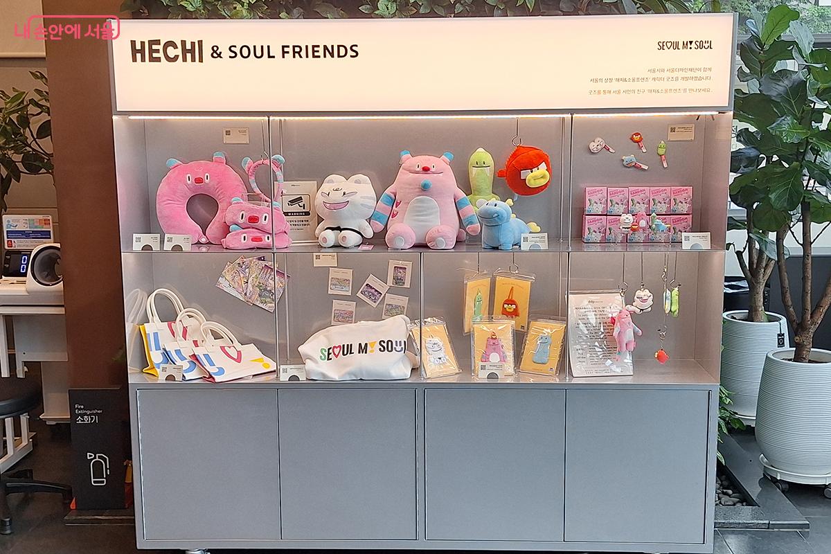 로비에서는 다양한 서울 굿즈가 큰 호응을 얻으며 판매되고 있다. &copy;정향선