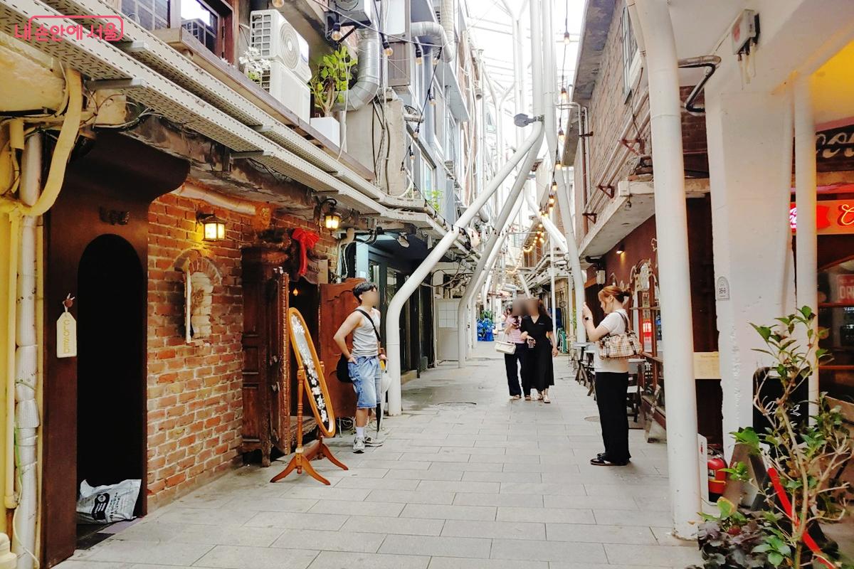 골목골목 상점마다 인증샷 명소로 MZ들의 놀이터로 핫하다. ©김병규