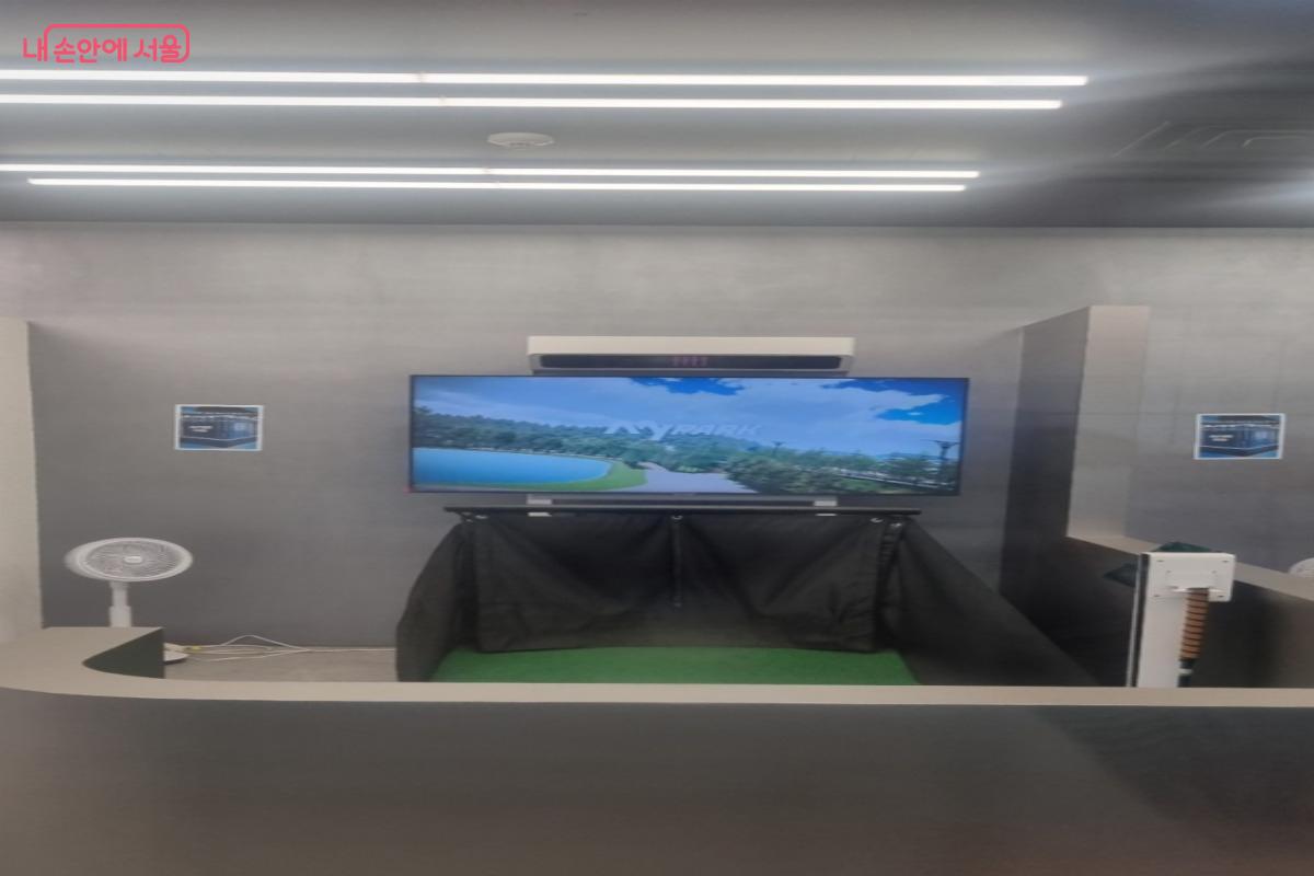 스마트 운동존에서는 실제 타격감을 정밀하게 구현해 실내에서도 몰입감을 높여준다. &copy;김윤경