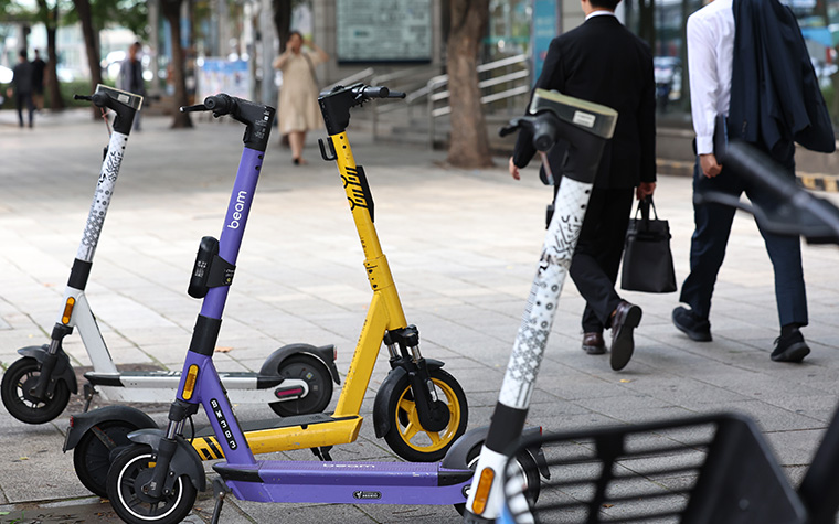 불법 주정차 킥보드 발견했다면? '스마트불편신고' 앱 꾸욱~