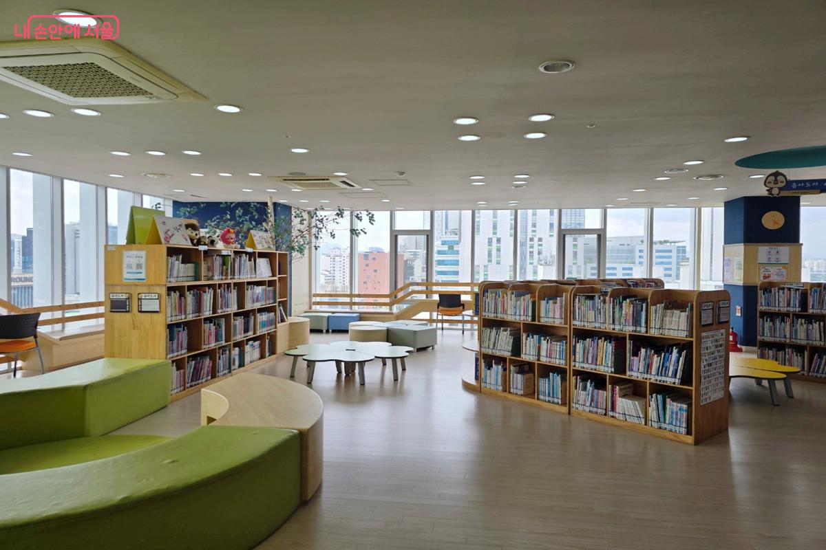 신발을 벗고 들어가는 하늘어린이열람실은 어린 자녀를 둔 가정이 이용하기 좋다. ©김은주