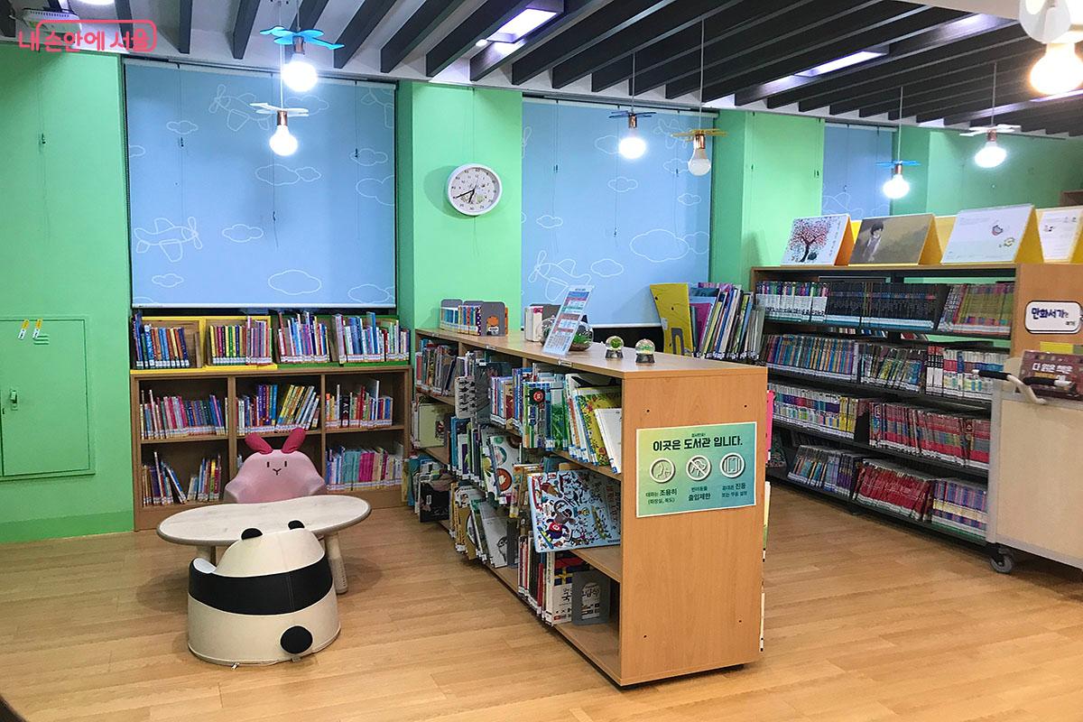 어린이들이 좋아하는 책으로 가득한 어린이 도서관 내부 ©이정민
