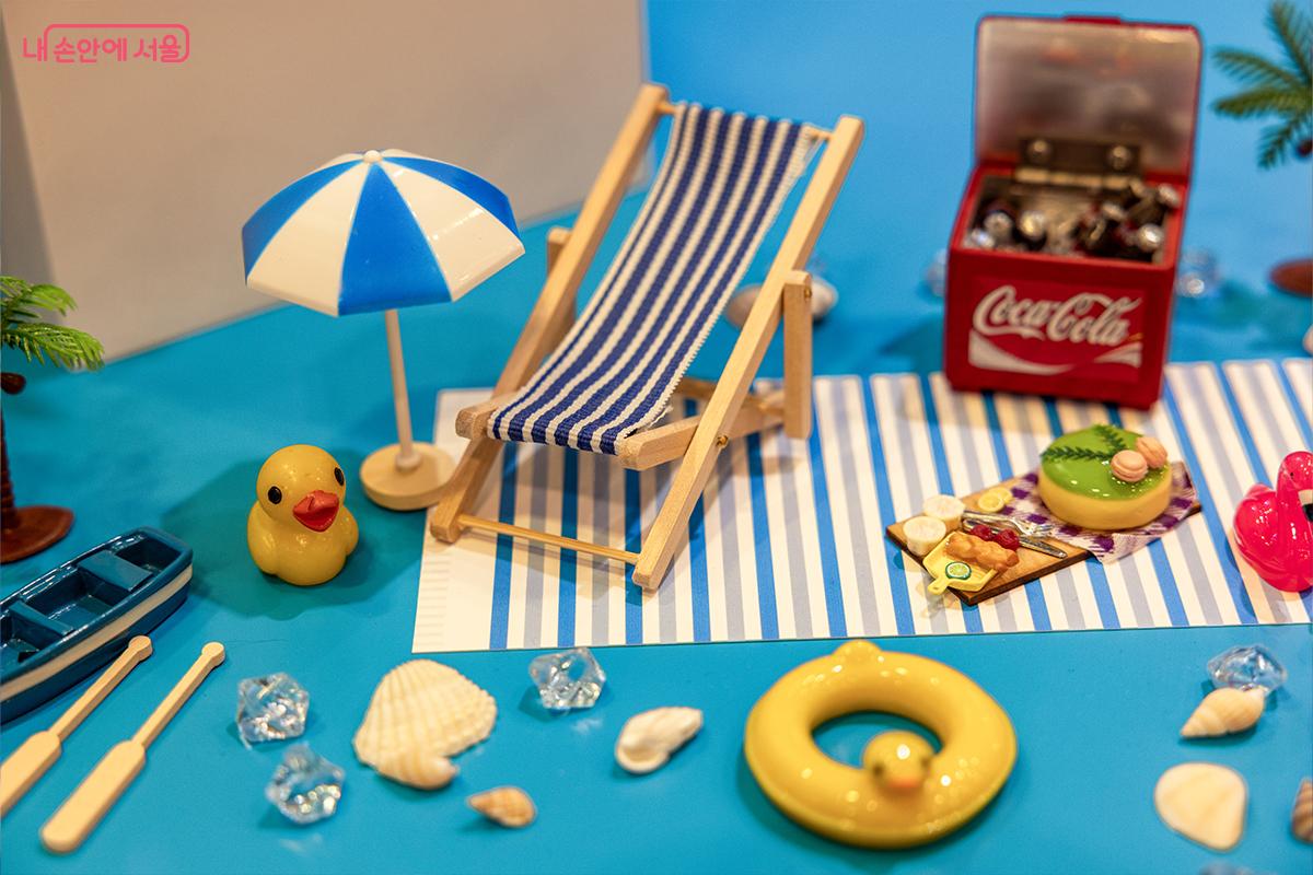 파란 비치 타월 위 작은 여름 &copy;장신자
