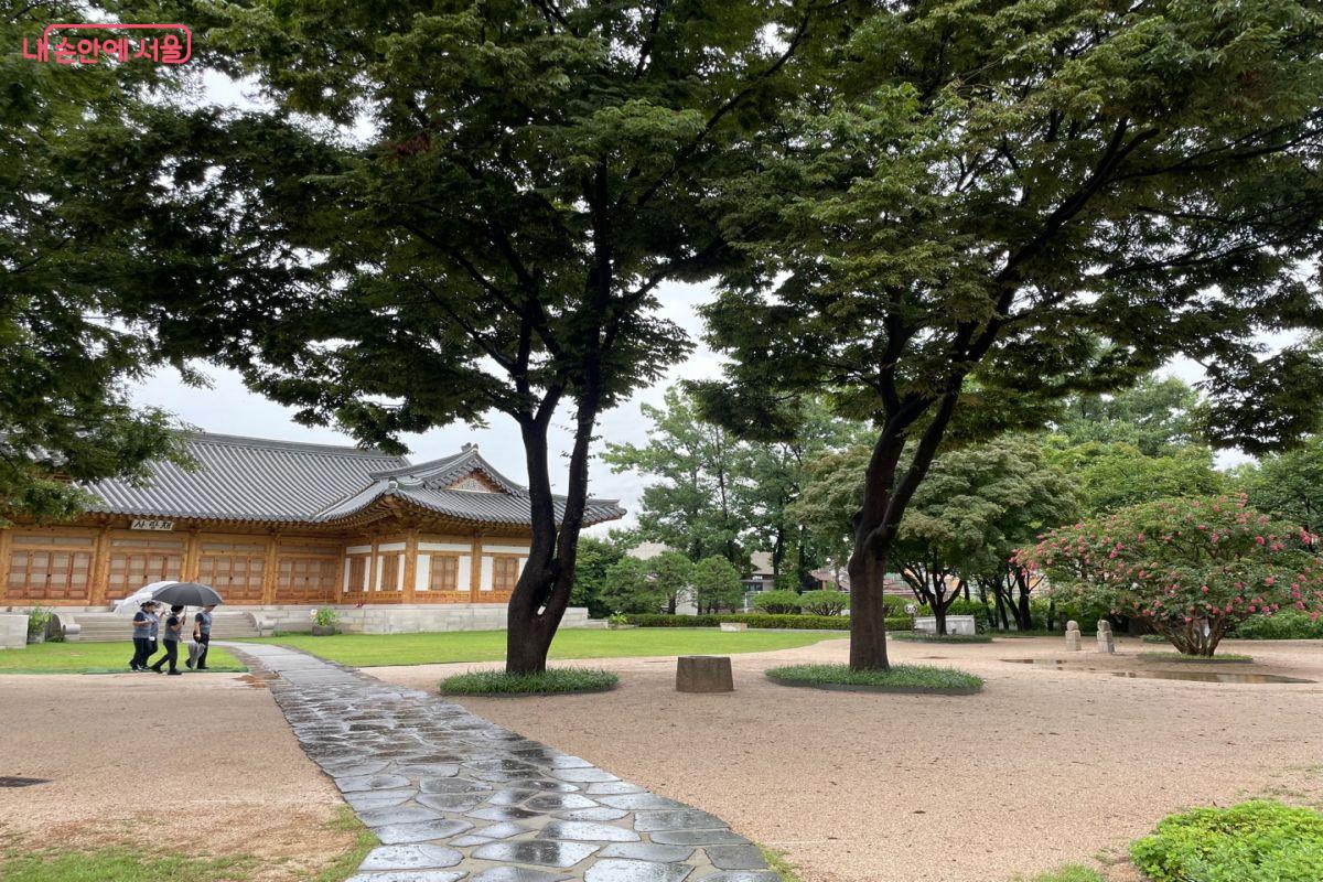 국회의사당 사랑재 옆 건물에 위치하고 있는 강변서재 ⓒ노윤지