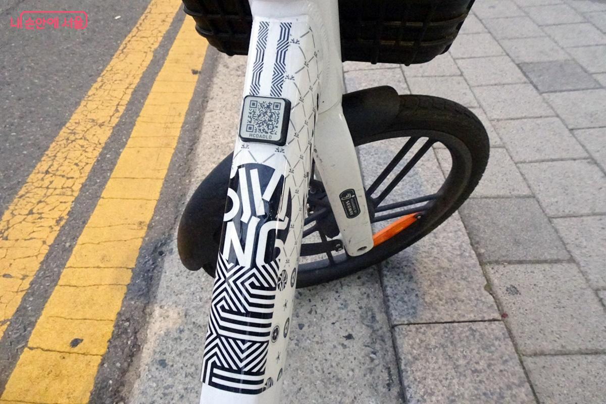 자전거 앞 바퀴를 최소 45°의 각도로 조향하면서 턱을 넘어야 미끄러지지 않는다. ⓒ김종성 