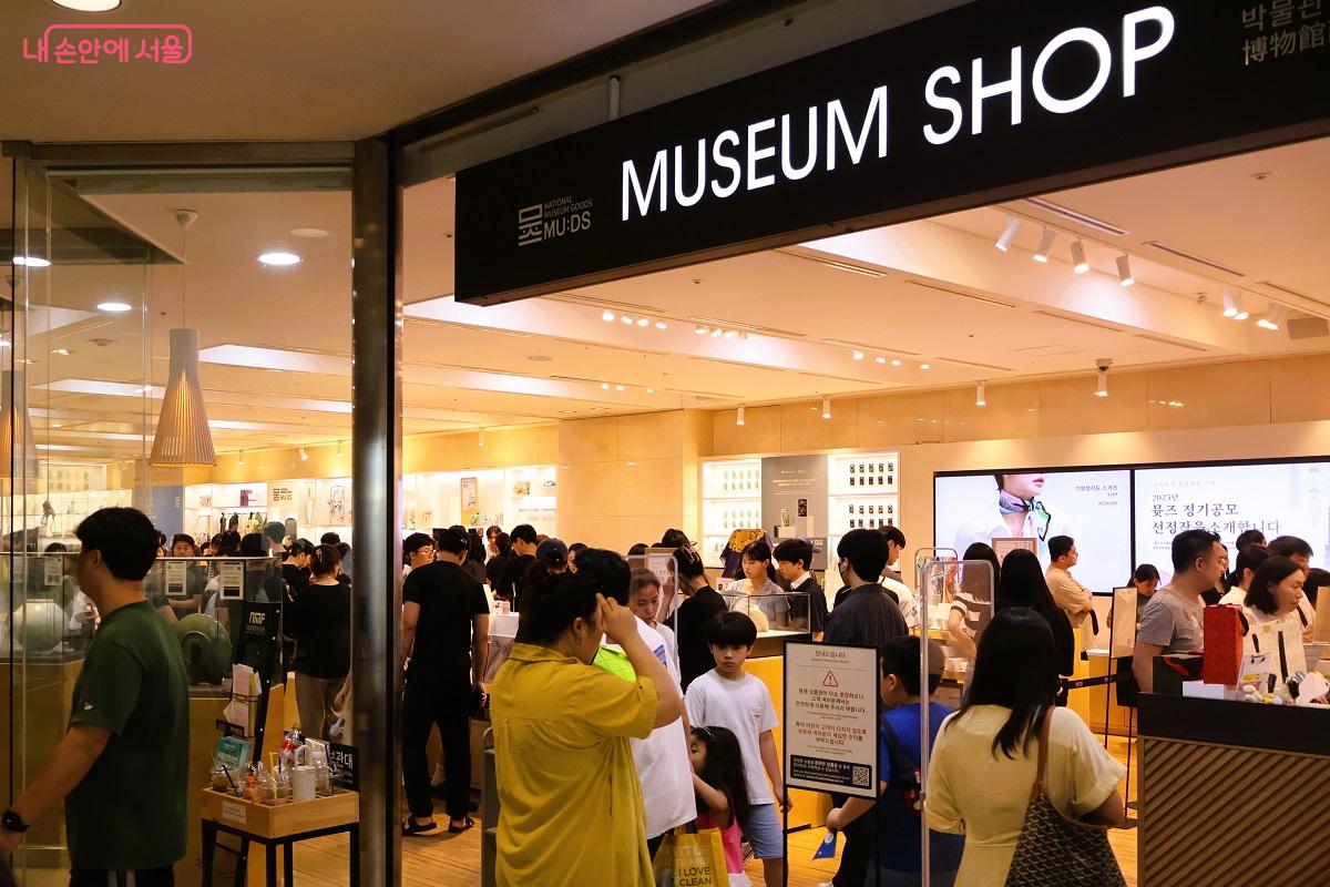 박물관 내 상품관마다 방문객들로 인산인해, 발 디딜 틈이 없다. ©이봉덕