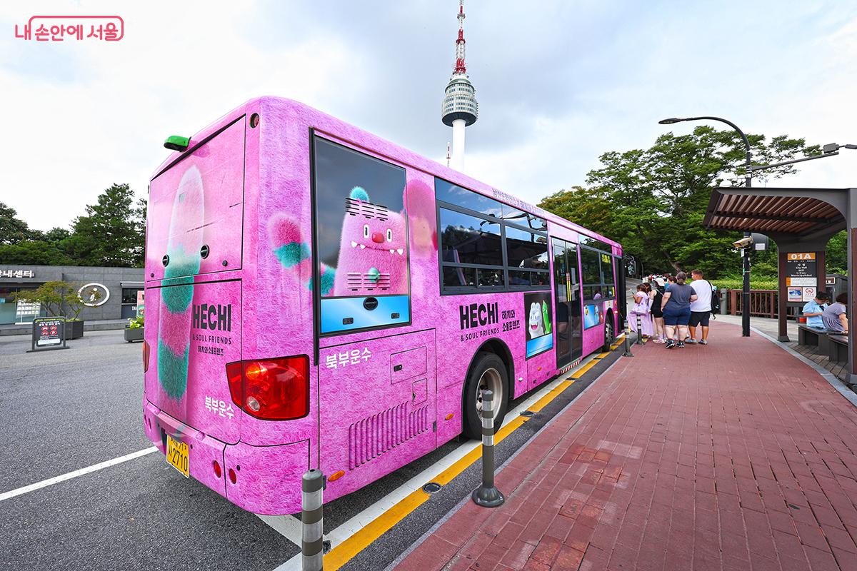 서울 공식 캐릭터 해치로 꾸며져 있는 남산순환버스 ©김주연