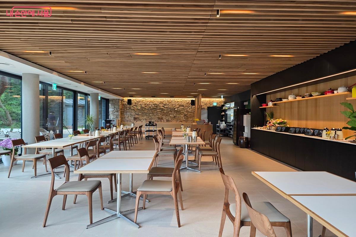 '씨즌 서울' 식당 내부 &copy;구정숙