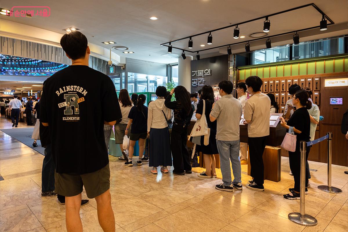 뽑기를 기다리는 사람들 &copy;장신자