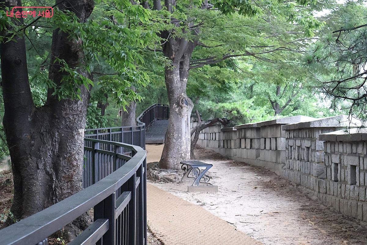 구불구불 오르락 내리락 남산자락 따라 형성된 한양도성 다산성곽길 ©이봉덕