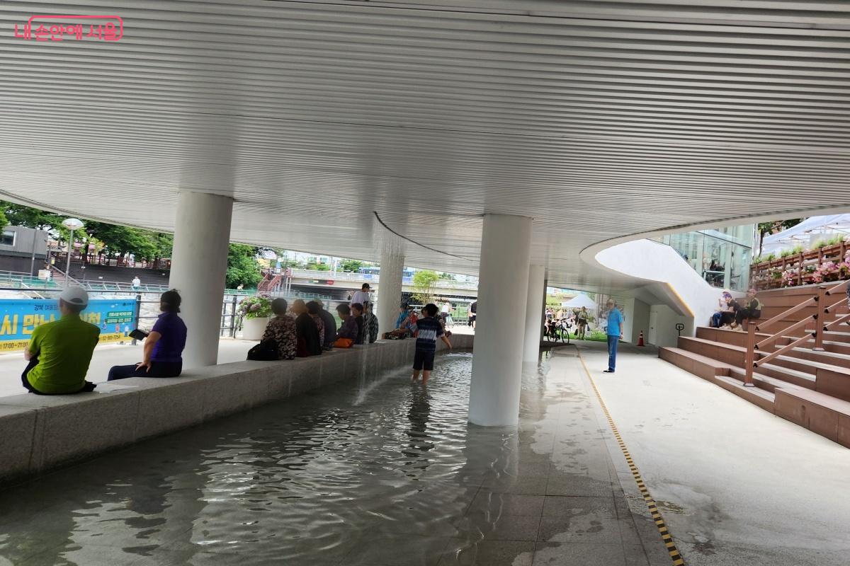 물이 흐르는 이곳은 누구나 발을 담그고, 물속을 자유롭게 걸어 다닌다. ©김미선