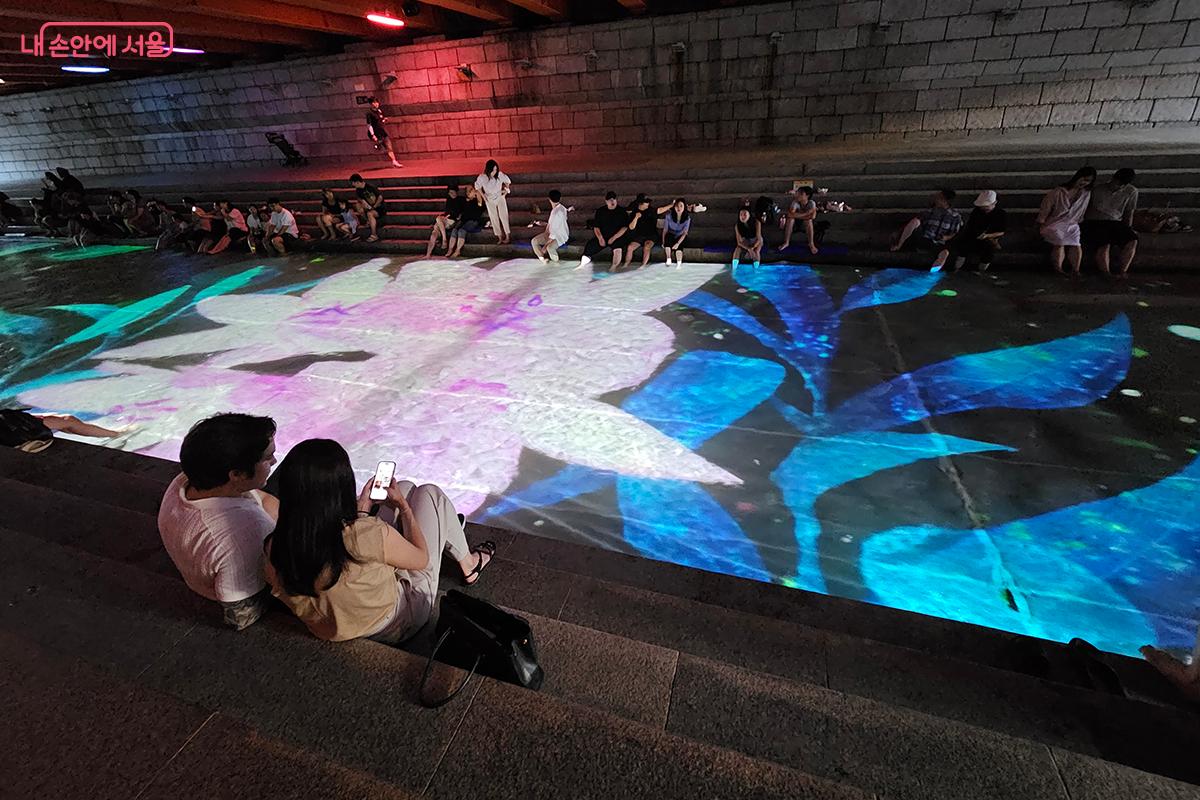 '청계 소울 오션'에는 시민들뿐만 아니라 외국인 관광객들의 모습도 많이 보여 청계천이 세계적 관광 명소임을 다시 한 번 확인할 수 있었다. ©정향선