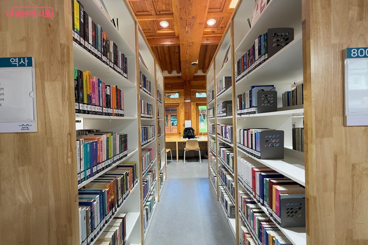 서고도 한옥과 잘 어울리는 감성이다. &copy;이미현