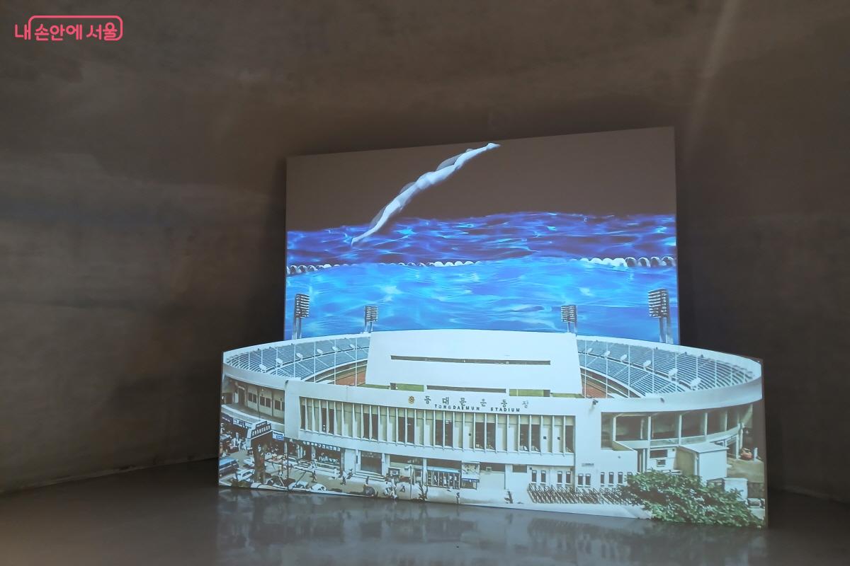 탄생부터 마지막 안녕까지 동대문운동장의 역사를 볼 수 있는 인트로 영상  &copy;최은영 