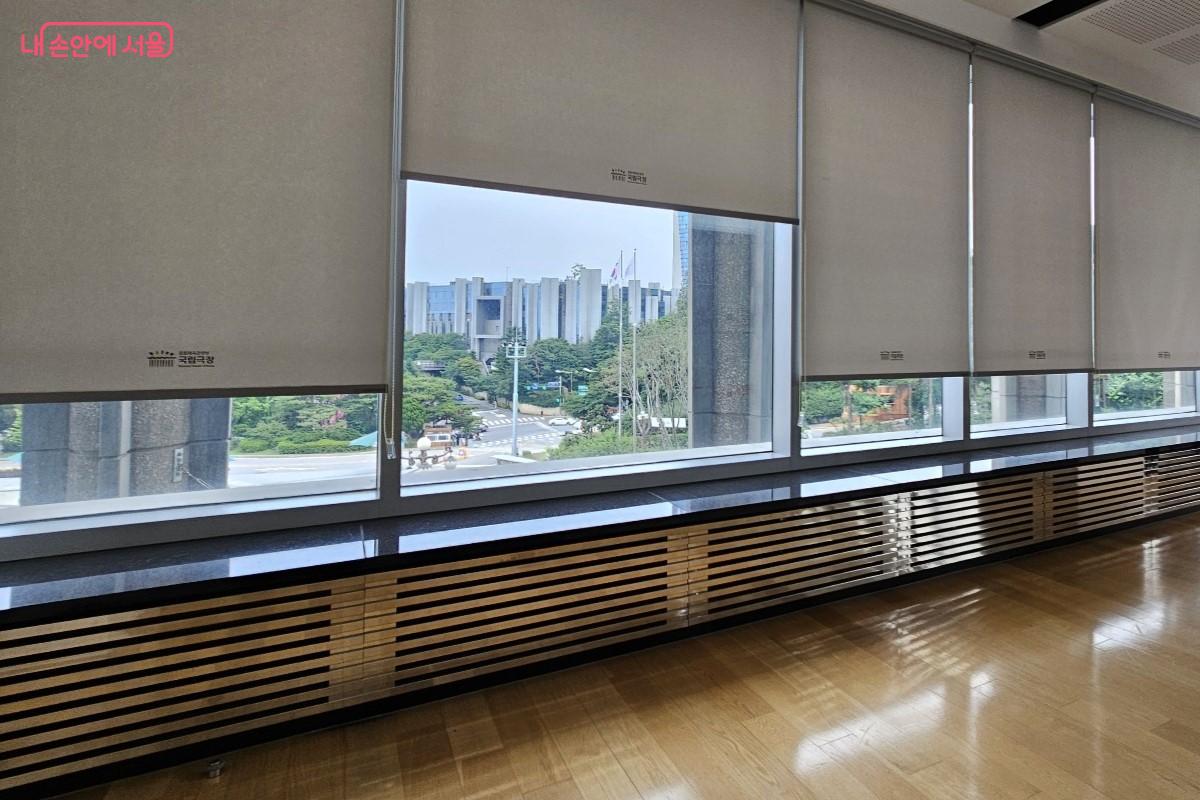 햇빛을 막기 위해 블라인드가 내려져 있는 창문 &copy;최정윤