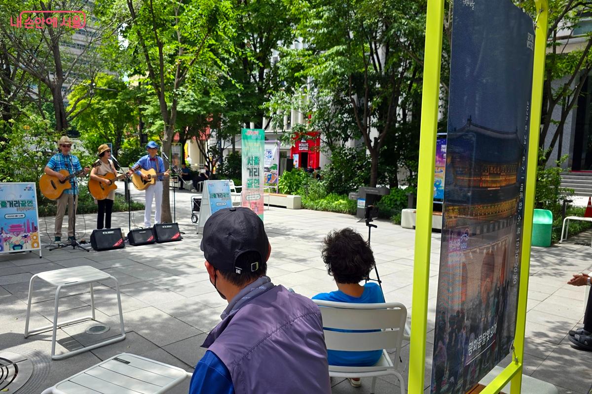 서울거리공연을 듣고 있는 사람들 ©김윤경