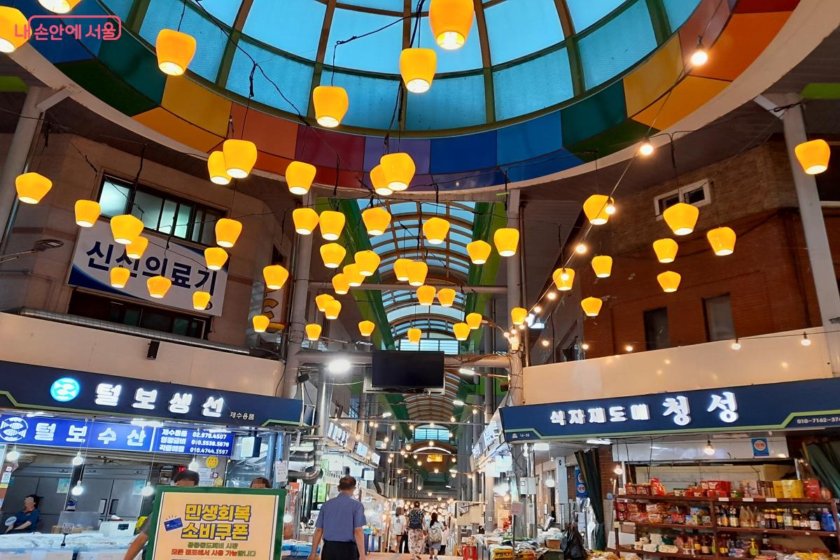 천장의 조명등이 예뻤다. &copy;강성희