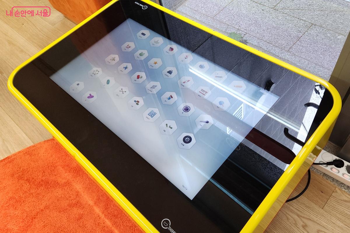 씽크터치(THINK TOUCH) 기기를 이용한 조각 그림 맞추기 활동이 가능하다. &copy;김미선