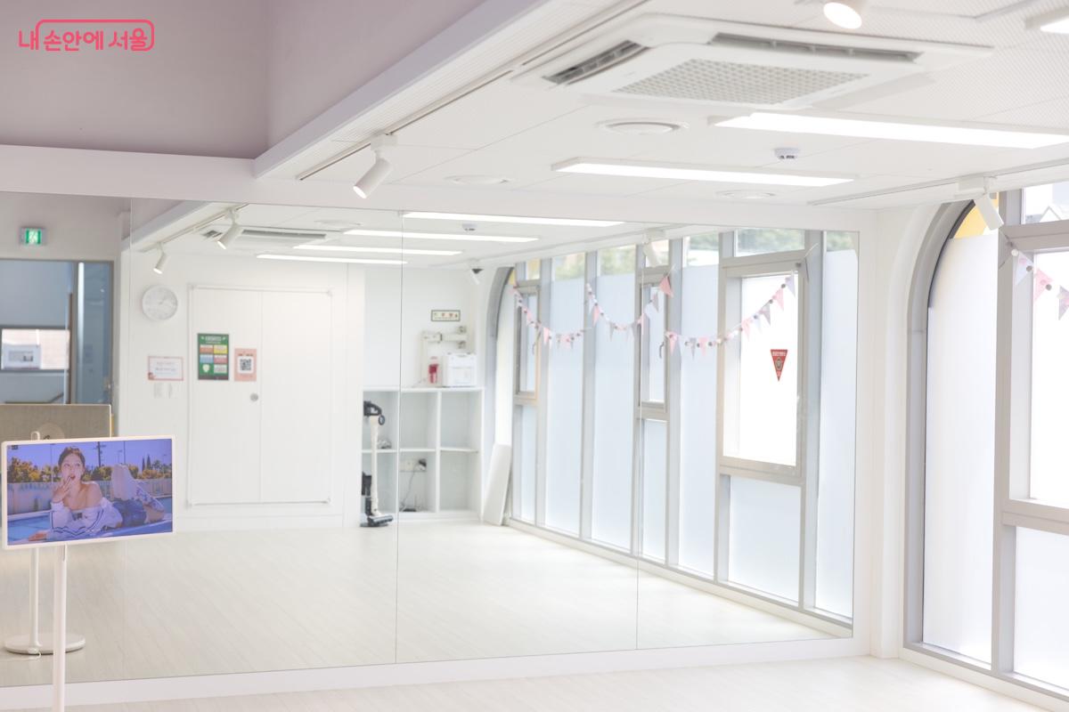 4층에 자리한 넓은 형태의 댄스연습실 ©임중빈